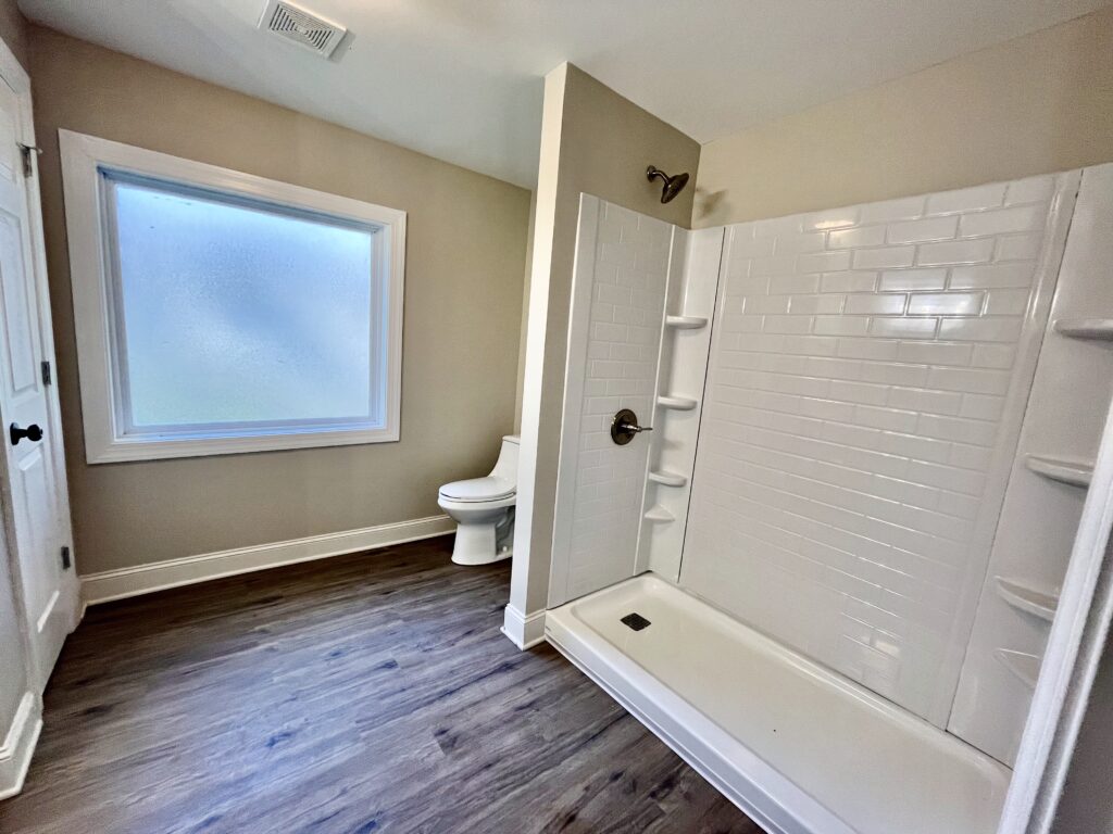 toilet with kamod and shower area